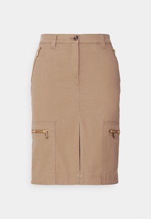 Beige ceruzaszoknya elülső hasítékkal, pamut keverék anyagból készült, arany cipzár díszítéssel és két oldalsó zsebbel.