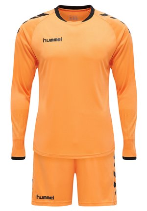Orange langærmet fodboldtrøje med sorte detaljer, der har rund hals, teksturerede ærmer og Hummel-logo på brystet og shortsen.