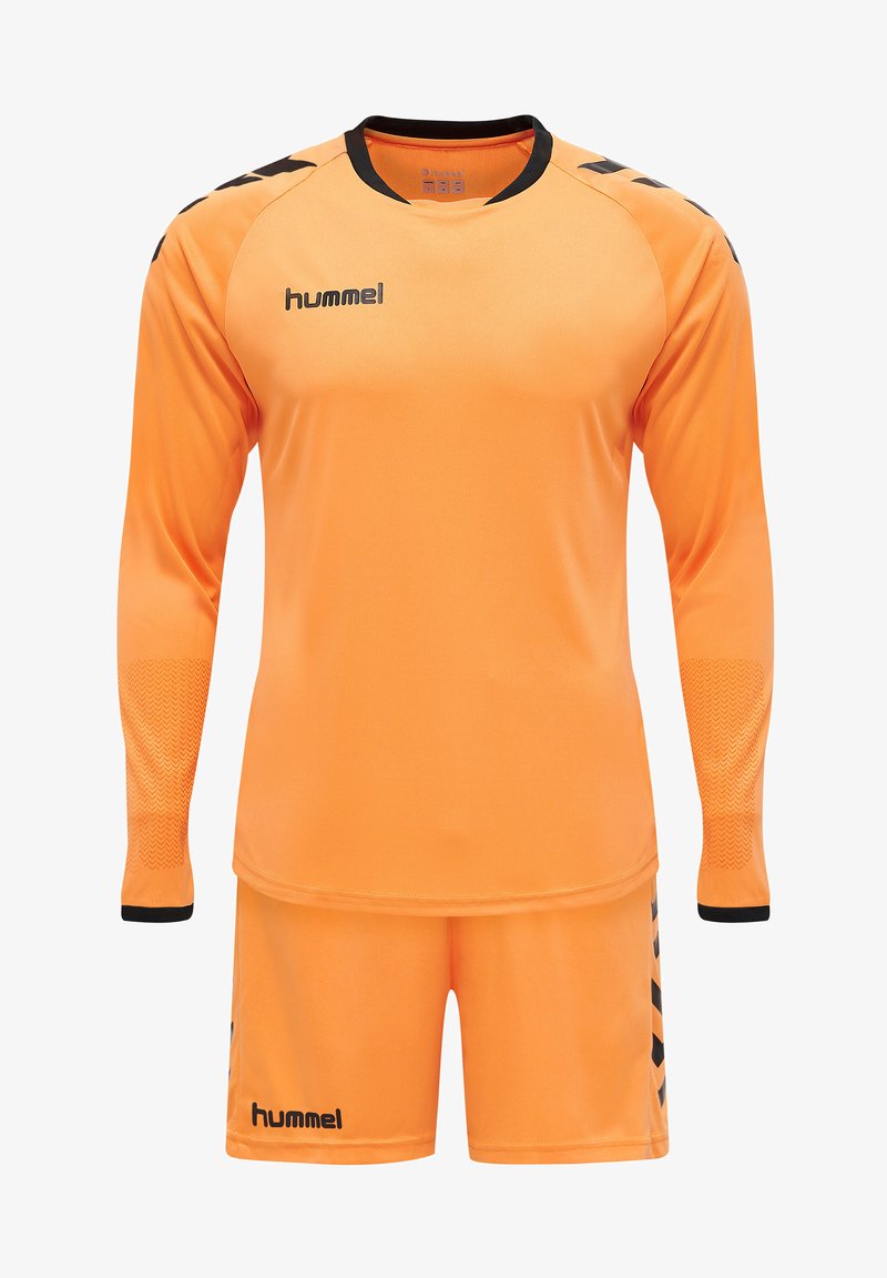 Orange langærmet fodboldtrøje med sorte detaljer, der har rund hals, teksturerede ærmer og Hummel-logo på brystet og shortsen.