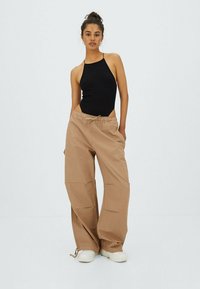 Stradivarius NAHTLOSER MIT MODISCHEM RÜCKEN  - Top - black
