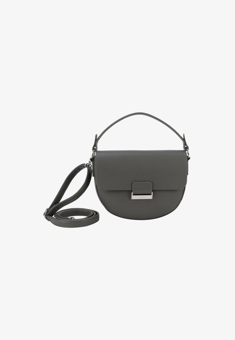 Grijze leren crossbodytas in een ronde vorm, met klepsluiting, zilveren hardware en een verstelbare schouderriem. Gevarieerde oppervlaktextuur.