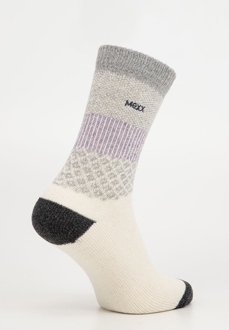 Szare i beżowe skarpetki o różnych fakturach, z wzorzystą środkową sekcją, fioletowym paskiem oraz czarną piętą i palcami. Widoczne logo marki.