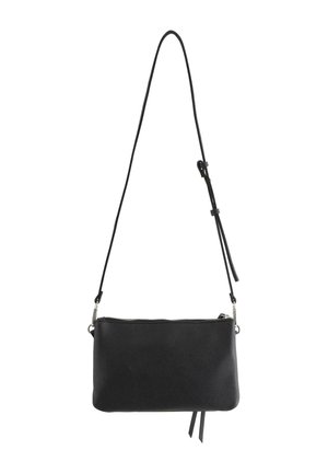 Sort rektangulær læder crossbody taske med justerbar tynd rem og top lynlås lukning mod en hvid baggrund.