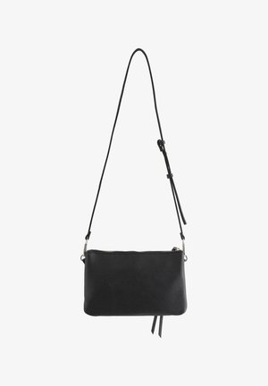 Sort rektangulær læder crossbody taske med justerbar tynd rem og top lynlås lukning mod en hvid baggrund.