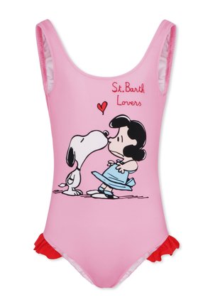 Maillot de bain une pièce rose avec des accents de volants rouges ; présente un dessin animé d'un chien et d'une fille avec le texte "St. Barth Lovers" dans une police stylisée.