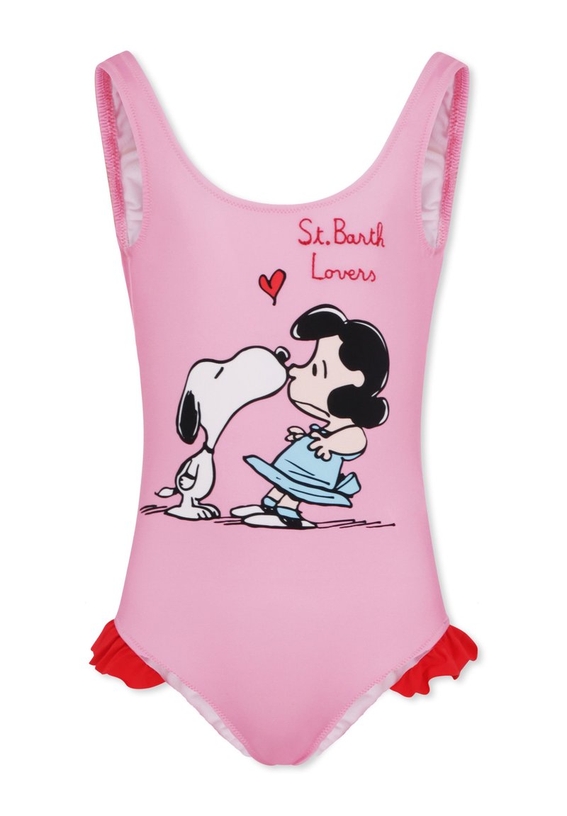 Maillot de bain une pièce rose avec des accents de volants rouges ; présente un dessin animé d'un chien et d'une fille avec le texte "St. Barth Lovers" dans une police stylisée.