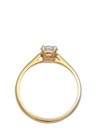 Gouden ring met een gepolijste afwerking, voorzien van een ronde heldere steen in een vierpootinstelling. Eenvoudig, glad bandontwerp.
