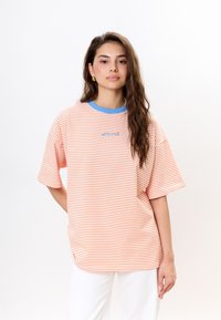 MIRONS - T-shirt z nadrukiem