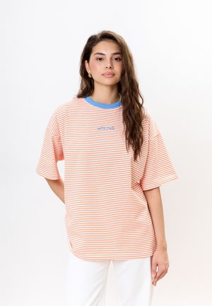 - T-shirt z nadrukiem