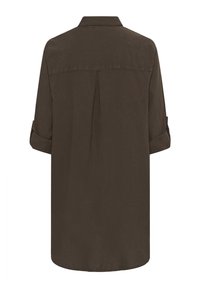 Rjava majica z dolgimi rokavi, ovratnikom, zavihanim manšetami in zadnjo gubo. Iz lahkega blaga z gladko teksturo in ukrivljenim robom.