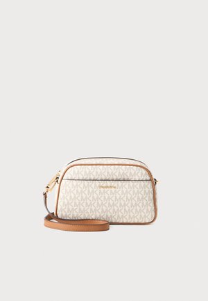 Beige Kreuzbody-Tasche aus Stoff mit einem sich wiederholenden Monogramm-Muster, braunem Lederbesatz, verstellbarem Riemen und Hardware in Goldfarbe.