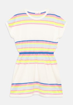 Robe blanche à manches courtes avec taille élastique, présentant des rayures horizontales en bleu, rose, jaune et bleu clair sur la poitrine, la taille et l'ourlet.
