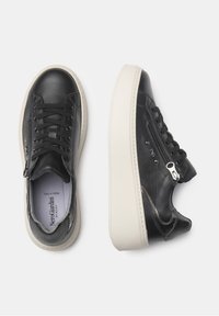 Czarne skórzane sneakersy z białą gumową podeszwą, z sznurówkami, zamkami błyskawicznymi i detalami w odszyciu na cholewce. W zestawie wkładka z pianki memory.