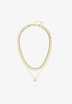 Guld multilevel halskæde med forskellige kædestilarter: glat slange-kæde, flade led og fine perlestrenge med en central oval vedhæng.
