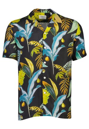 Chemise à manches courtes avec un fond noir ornée de motifs de feuilles tropicales et de fruits vibrants dans des tons de vert, jaune et bleu, avec des boutons blancs.