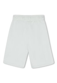 Ανοιχτό γκρι βαμβακερό σορτς με ελαστική μέση, λεία υφή και άνετη εφαρμογή, χωρίς τσέπες ή διακοσμήσεις.