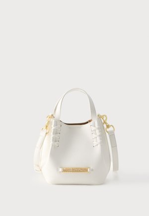 Geantă albă Love Moschino cu două mânere scurte, curea de umăr detașabilă, accesorii aurii și șiret decorativ pe părțile frontale.