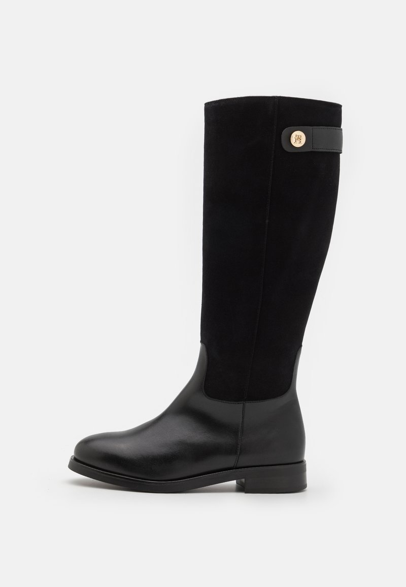 Boots negre până la genunchi, cu vârf din piele netedă și partea superioară din microfibră. Buton de accent pe lateral și tocuri joase pentru stabilitate.