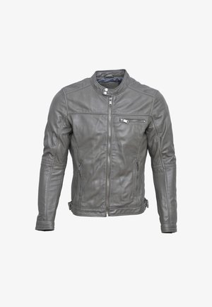 Chaqueta de moto de cuero gris con cremallera en la parte delantera, cuello alzado y bolsillos con cremallera; cuenta con detalles acolchados en los hombros y paneles laterales.