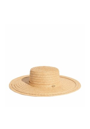 Szeroki kapelusz słomkowy o płaskiej koronie i koncentrycznym, okrągłym wzorze, zaprojektowany do ochrony przed słońcem.