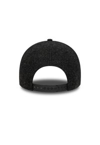 Svart ullfilt caps med en rund krone og justerbar plast snapback-lukking. Jevn tekstur uten synlige mønstre eller aksenter.