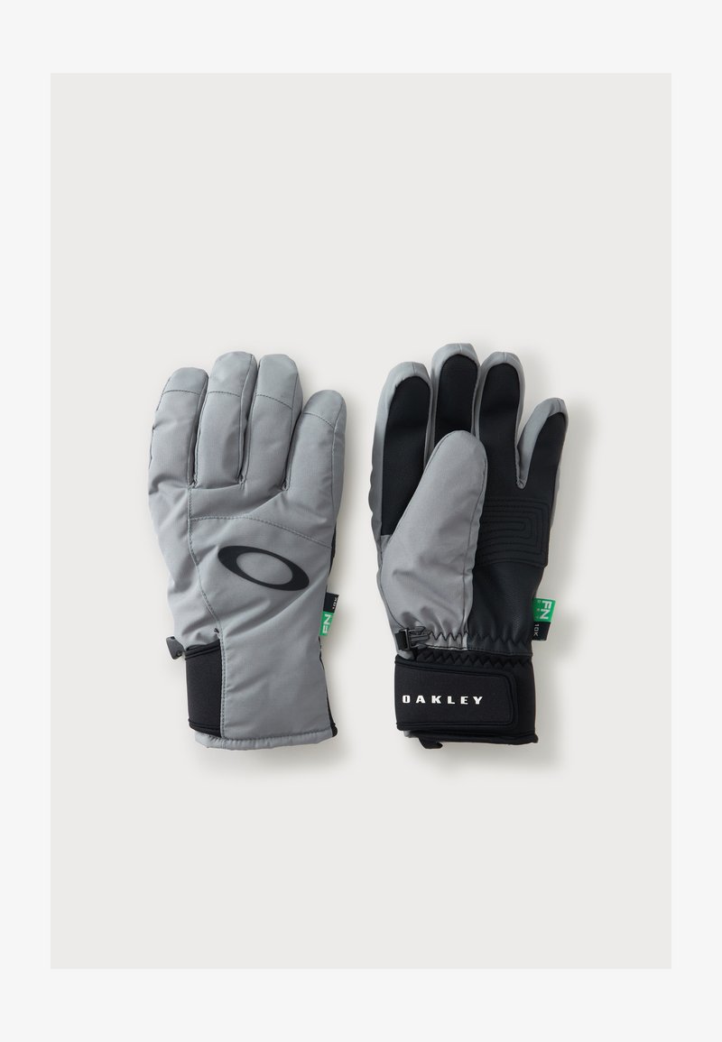 Ζευγάρι γκρι και μαύρα χειμερινά γάντια Oakley με ρυθμιζόμενους ιμάντες στον καρπό και λεπτομέρειες λογότυπου σε λευκό φόντο.