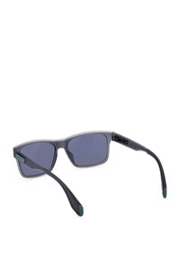Occhiali da sole in plastica con una montatura grigia, lenti con tinta blu e dettagli turchesi sugli steli. Design elegante con finitura opaca.