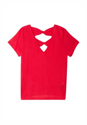 T-shirt rouge à manches courtes avec un décolleté en V profond et un design unique avec un dos croisé et des découpes. Fabriqué en tissu doux et léger.
