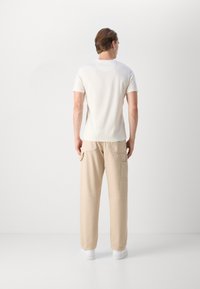 Barbour LOGO TEE - Triko s potiskem - whisper white