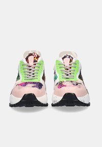 Zapatillas deportivas coloridas con paneles de lentejuelas rosa, verde y multicolores, acentos blancos y suelas negras, vistas desde el frente.
