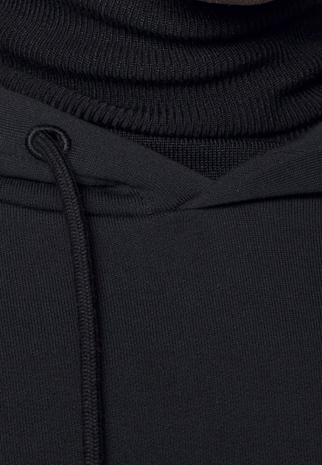 Czarna bluza z kapturem z wysokim kołnierzem o ryftowanej fakturze oraz przednia kieszeń typu kangur. Sznurek jest widoczny przy dekolcie.