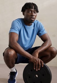 Nike Performance CREW SOLID - Spordi T-särk - aegean storm