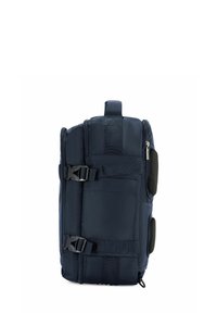 Granatowy plecak z wieloma przegródkami, z materiału nylonowego, z regulowanymi paskami, plastikowymi klamrami i siateczkowymi bocznymi wzmocnieniami dla komfortu.
