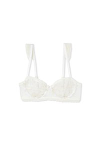 Biały przezroczysty biustonosz typu balconette z kwiatowym haftem i regulowanymi podwójnymi ramiączkami.