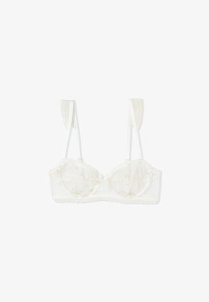 Biały przezroczysty biustonosz typu balconette z kwiatowym haftem i regulowanymi podwójnymi ramiączkami.