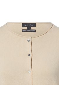 Cardigan beige en mélange de coton biologique et cachemire, avec un col rond et quatre boutons à l'avant.