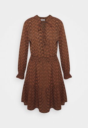 Brun langærmet kjole med et fiskebensmønster, sammensamlet talje, snorehals og flagrende bund. Stoffet har en blød tekstur.