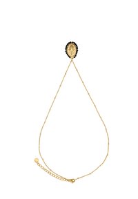 Goldene Kettenhalskette mit einem ovalen Anhänger, der ein strukturiertes, graviertes Design und schwarze Perlenakzente aufweist. Mit einem verstellbaren Verschluss.