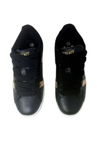 Un paio di sneakers in pelle nera con suole bianche e lacci neri, misura 36, viste dall'alto su uno sfondo bianco.