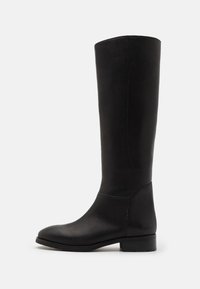 Czarny skórzany botek do kolan o gładkim wykończeniu, zaokrąglonym nosku i niskim blokowym obcasie. Charakteryzuje się minimalnym przeszyciem i eleganckim designem.