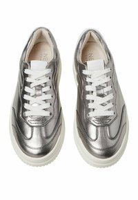 Sneaker metallizzati argento con lacci bianchi, punta arrotondata, design in pelle testurizzata e suola bianca spessa. Include dettagli cuciti sulla tomaia.
