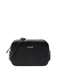 Svart läderväska med axelrem och guldfärgade detaljer, en logotyp framtill, dragkedjestängning och justerbar rem. Rektangulär form.