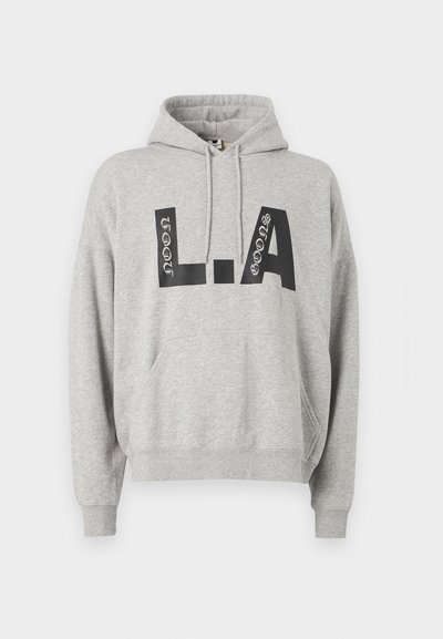 Grauer Kapuzenpullover mit einem großen schwarzen "L.A."-Grafik auf der Vorderseite, Kängurutasche und verstellbarem Kordelzug an der Kapuze. Weicher Stoff.