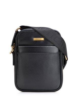 Czarna skórzana torba na ramię z przednią kieszenią i szerokim, regulowanym paskiem z elementami w złotym kolorze oraz plakietką z logo Wittchen.