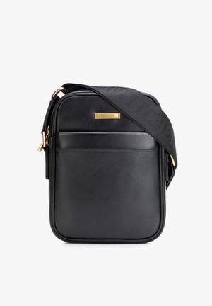 Bolso bandolera de cuero negro con bolsillo delantero y correa ancha ajustable con herrajes en tono dorado y placa con el logo de Wittchen.