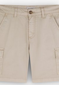 Pantaloni cargo beige in tessuto misto cotone, con chiusura a bottone, tasche anteriori e laterali, e dettagli di cucitura sottili.