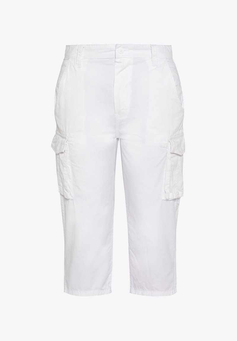 Short cargo blanc longueur genoux avec poches latérales à rabat, bouton sur le devant et passants de ceinture, présenté sur un fond uni.