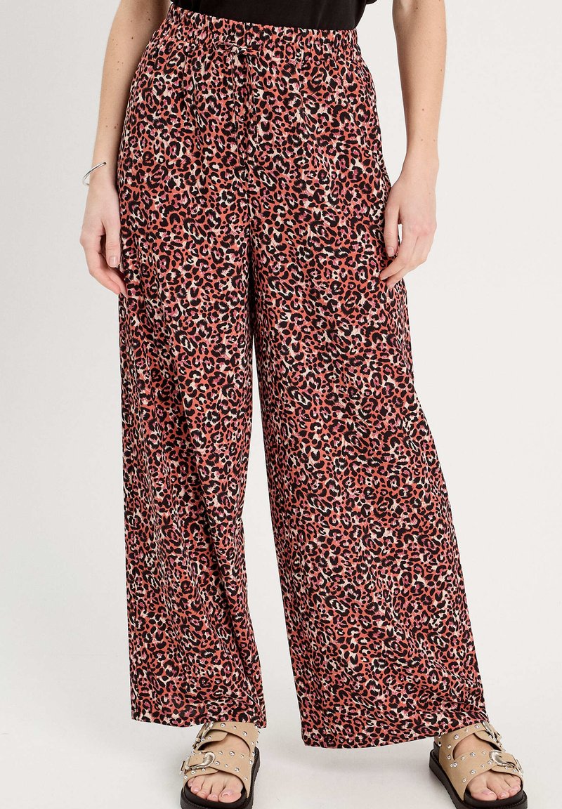 Pantalons larges avec un imprimé léopard rose et noir. Dotés d'une taille élastique et d'une texture de tissu lisse. Accentués par un design fluide.