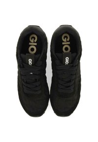 Zapatillas deportivas negras con parte superior de tejido texturizado, puntera redonda y cordones planos. Marca en dorado en la lengüeta y collar acolchado para mayor comodidad.