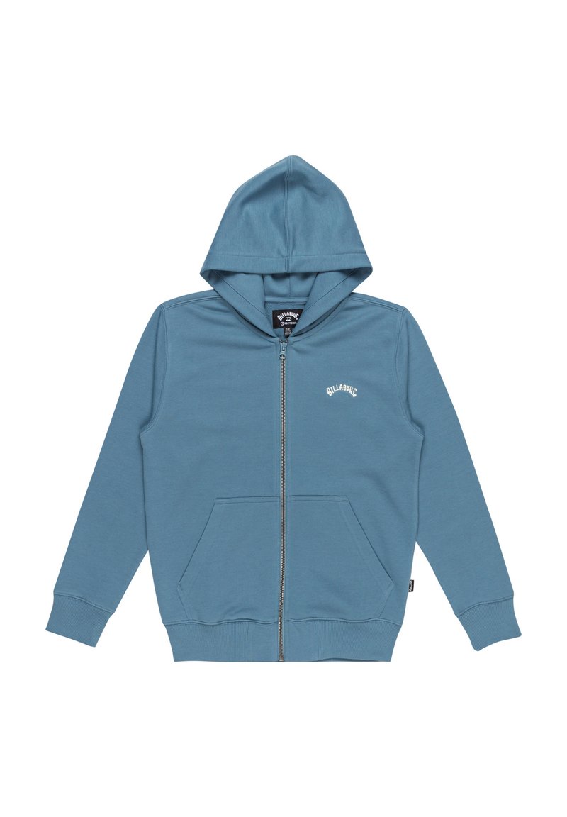 Blauwe hoodie met een rits aan de voorkant, twee zijzakken en een koord in de capuchon. Kenmerkt zich door een witte logo tekst op de borst en geribbelde manchetten.